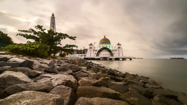 Wunderschönen-Sonnenaufgang-auf-Malakka-Meerenge-schwimmende-Moschee