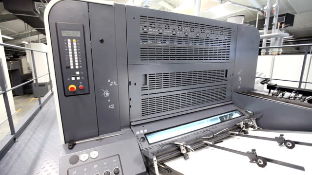 Máquina-de-impresión-moderna-en-el-proceso-de-trabajo