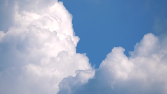 Time-lapse-video-of-changing-cloudscape-in-4K