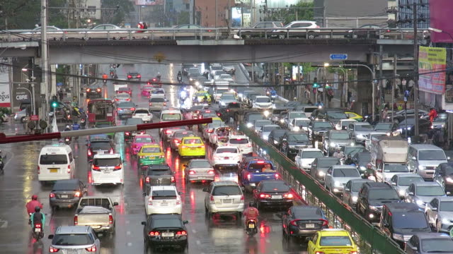 Traffic-jam-in-heavy-rain