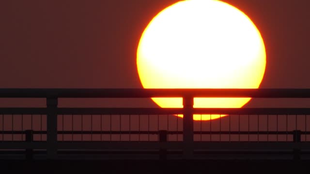The-sun-rising-from-the-back-of-the-bridge_03-1230