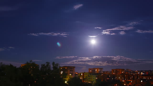 Night-Time-Moon-Time-Lapse