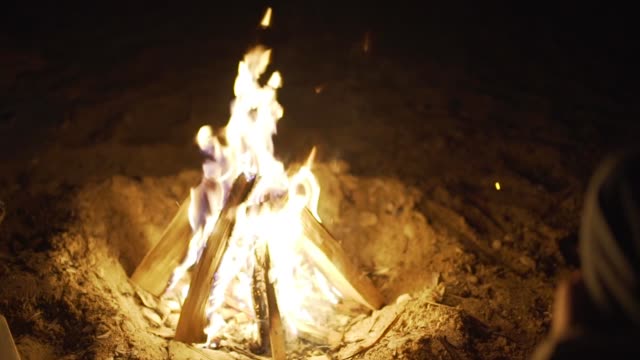 Feuer-mit-Holz-am-Strandlager-zu-verbrennen