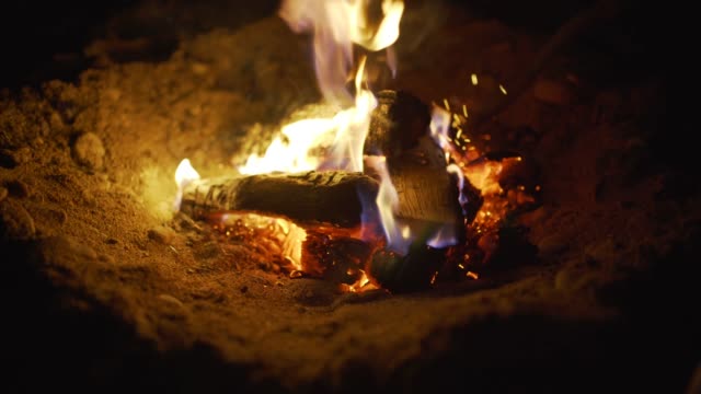 Feuer-mit-Holz-am-Strandlager-zu-verbrennen