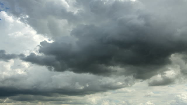 Timelapse-de-nubes:-cúmulos-en-movimiento-en-el-cielo-de-la-tarde