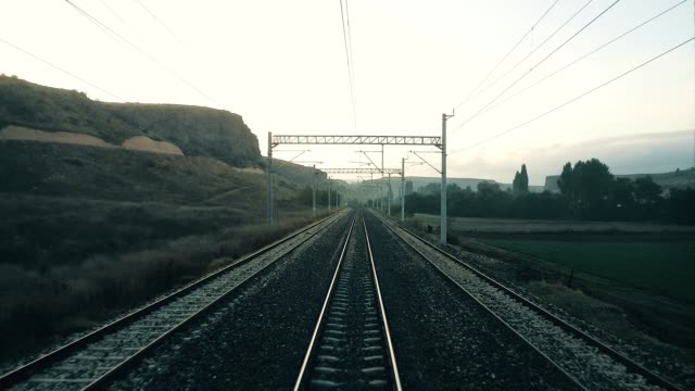 Personenzug-verlangsamt-und-stoppt-auf-der-Eisenbahn