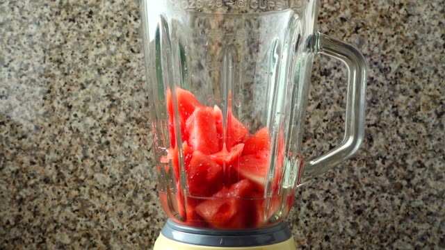 Wassermelonen-in-den-Mixer-geben.-Slow-Motion.	Dreharbeiten-in-der-Küche.