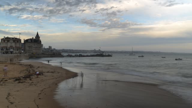 Zeitraffer-des-einsamen-stürmischen-Ribeira-Strand-in-Cascais-in-der-Nähe-von-Lissabon,-Portugal