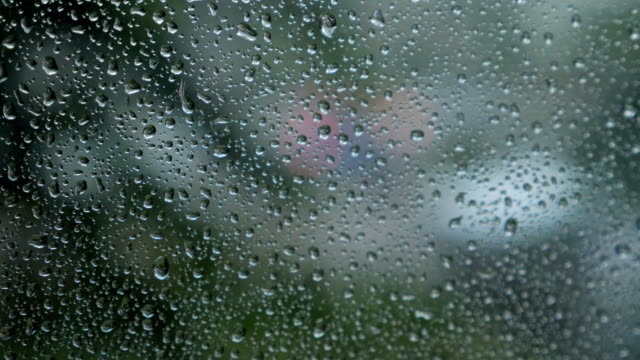 Verkehrsansicht-durch-ein-Auto-Windschutzscheibe-bedeckt-Regen-für-den-Hintergrund-unscharf.