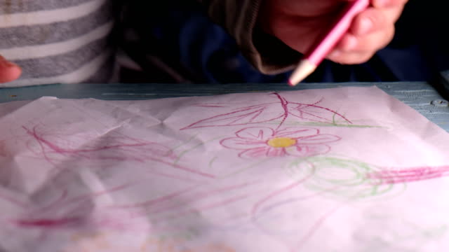 Kind-Malerei-Blume-auf-ein-Blatt-Papier,-wirft-einen-Bleistift---Bildung-zu-Hause