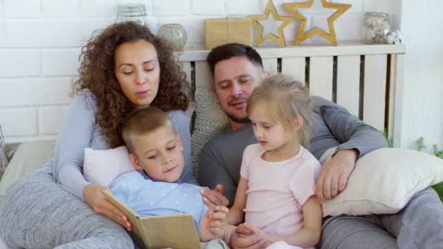 Familia-de-cuatro-lectura-juntos