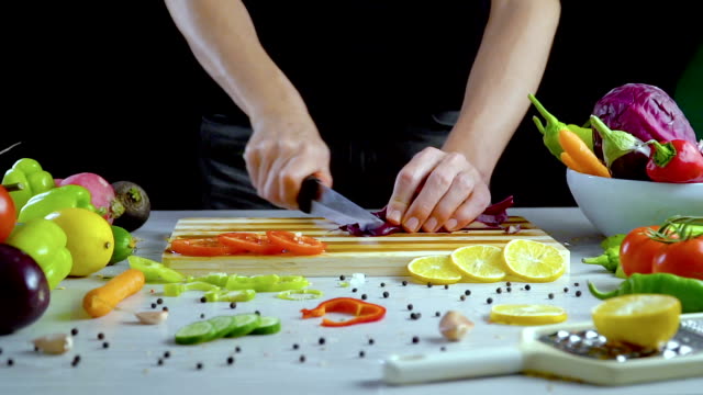 Der-Mensch-ist-Schneiden-von-Gemüse-in-der-Küche-Rotkohl-schneiden