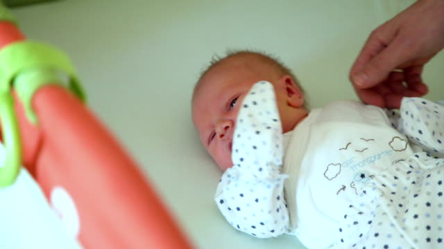 Vater-das-Neugeborene-Baby-streicheln