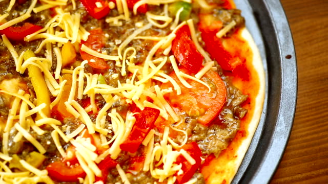 hausgemachte-Pizza-mit-Waldpilzen,-Paprika-und-Tomaten