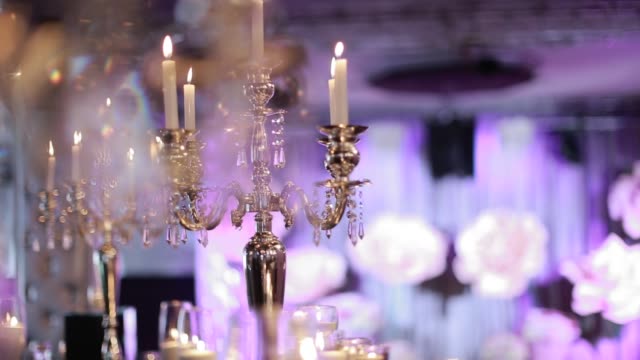 brennenden-Kerzen-in-Longdrinkglas-Leuchter,-Restaurant,-Bankett,-Dekoration,-Kerzen-an-der-Hochzeitstafel,-dekorative-Kerzen-auf-dem-festlich-gedeckten-Tisch,-Nahaufnahme