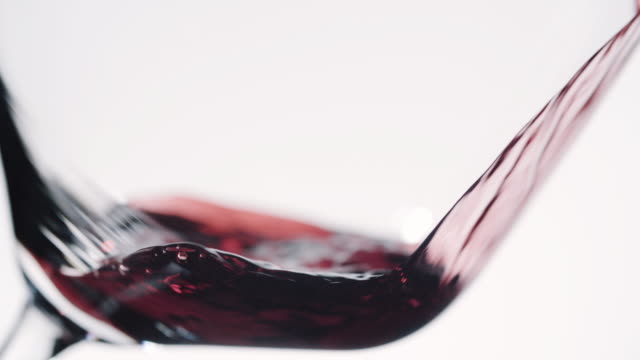 Rotwein-in-geneigten-Glas-gießen