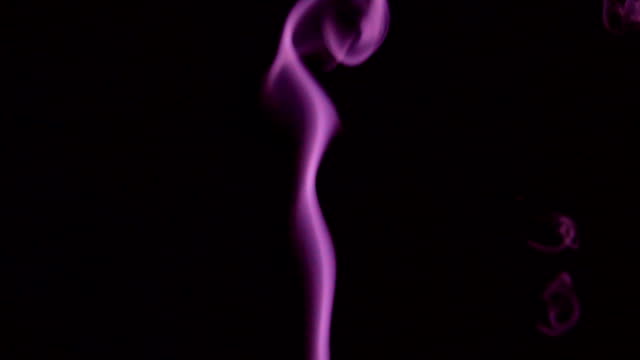 Lila-Dampf-steigt-aus.-Blauer-Rauch-über-einem-schwarzen-Hintergrund.-Rauch-langsam-schweben-durch-den-Raum-auf-schwarzem-Hintergrund.-Slow-Motion.