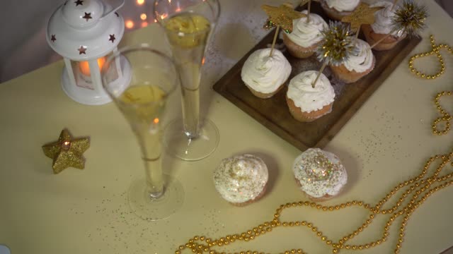 Cupcakes-decoración-con-estrellas-de-oro-y-sprinkles.