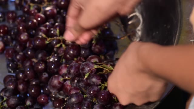 Trauben-Früchte-zu-Hause-Wein-Verarbeitung-gründlich-Zerkleinern-von-Obst-mit-bloßen-Händen