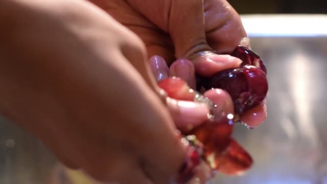 Trauben-Früchte-zu-Hause-Wein-Verarbeitung-gründlich-Zerkleinern-von-Obst-mit-bloßen-Händen