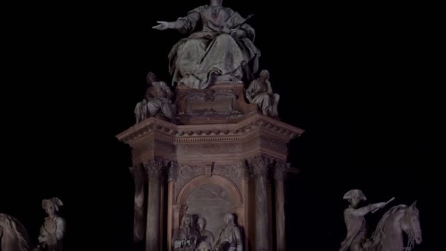 Viena,-Austria.-Monumento-a-la-Emperatriz-Maria-Theresa-en-el-centro-por-la-noche-4k