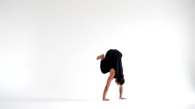 Hombre-practicar-asana-de-yoga-intenso
