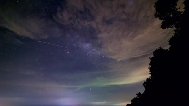 4K-Star-Time-lapse-vía-Láctea-galaxia-cielo-estrellas-de-vía-Láctea-en-montañas-con-árboles-en-primer-plano