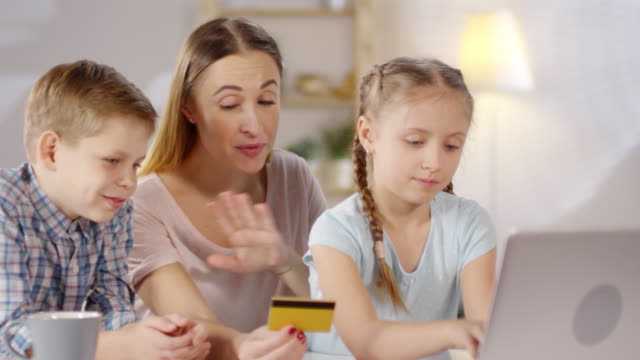Madre-e-hijos-comprando-en-línea-con-Computer