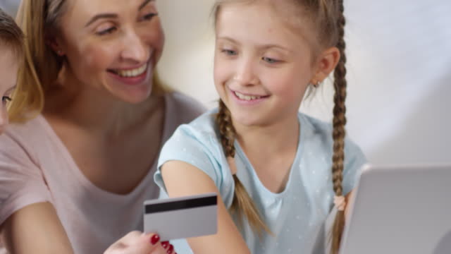 Mutter-und-Kinder-reden-über-Online-Shopping