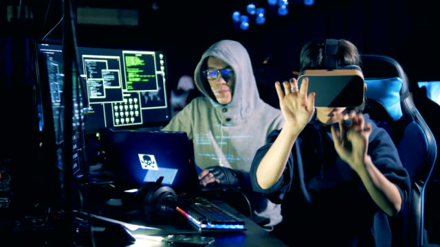 Concepto-de-ciberdelincuencia-y-piratería-informática.-Mujer-con-gafas-de-realidad-virtual-mientras-piratea-la-computadora,-de-cerca.