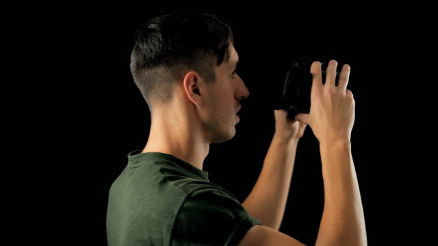 Gire-young-Man-probando-gafas-VR-en-fondo-negro.-Hombre-recibiendo-sorpresa-usando-casco-de-realidad-virtual-3D-Gaming-Innovation-Internet-Entertainment-Technology