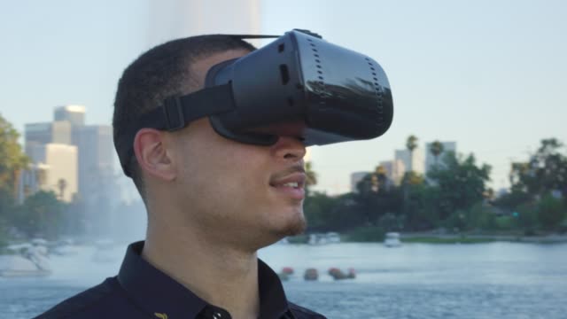 Junger-Mann-trägt-VR-Brille-in-einem-Park