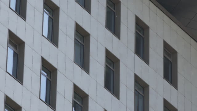 Kleine-Fenster-von-Apartment-Gebäude-in-neuem-Wohnschlafbereich-in-Moskau