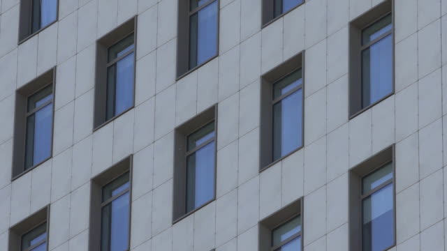 Kleine-Fenster-von-Apartment-Gebäude-in-neuem-Wohnschlafbereich-in-Moskau
