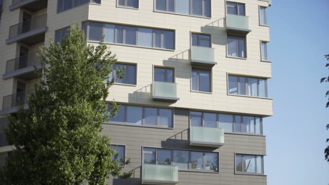 Edificio-residencial.-Primer-plano-de-un-apartamento-bloques.-El-edificio-cuenta-con-exterior-con-pequeños-balcones