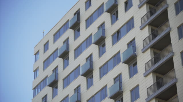 Fenster-und-Balkone-des-Mehrfamilienhauses-in-neuem-Wohnschlafbereich-in-Moskau