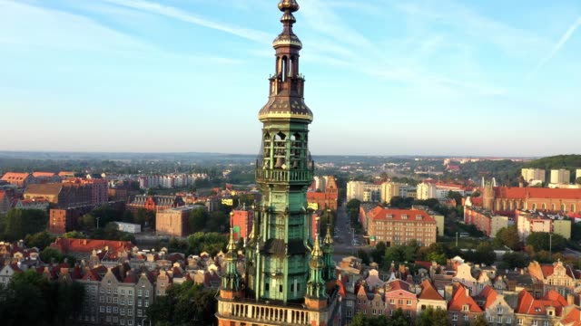 Gdansk-ciudad-vieja-en-los-rayos-del-sol-naciente,-vista-aérea-de-las-antiguas-calles-de-la-ciudad