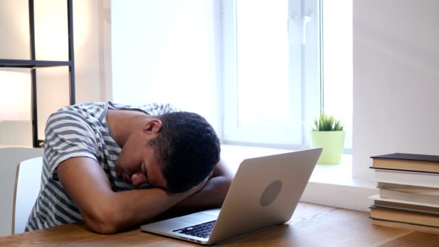 Hombre-de-negro-duerme-en-el-trabajo,-cabeza-en-el-escritorio