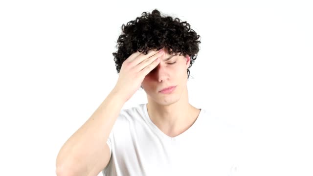Kopfschmerzen,-frustriert-Jüngling-mit-lockigen-Haaren,-weißer-Hintergrund