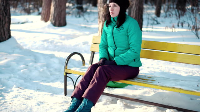 Mujer-triste-sentada-en-un-banco-en-invierno