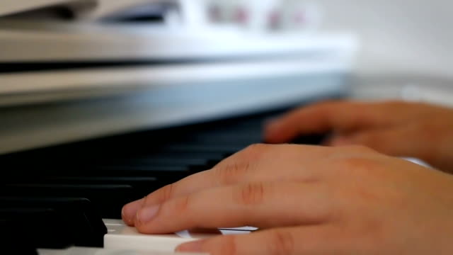 Tocando-el-piano,-gran-zoom