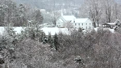 Landschaft-Kirche-im-Schnee