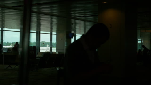 Singapur-Changi-Flughafen-Tor-Halle-Travelator-Fahrt-voll-Panorama-4k-Filmmaterial