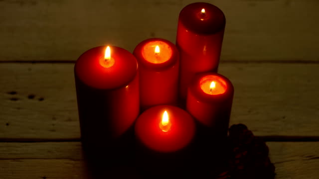 Fünf-rote-Kerzen-Flamme