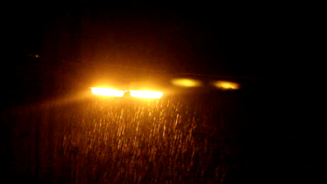 Lampe-auf-Straße-regnerischen-Nacht