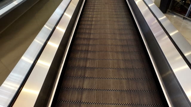 largo-camino-de-escaleras-mecánicas-en-el-aeropuerto-internacional-terminal,-mover-el-punto-de-vista
