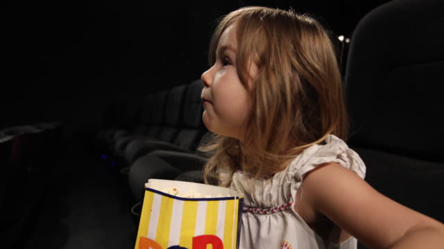 kleines-Kind-essen-Popcorn-im-Kino
