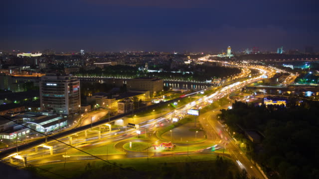Russland-Nacht-Licht-Moskau-Verkehr-Straße-Ring-auf-dem-Dach-Panorama-4k-Zeitraffer