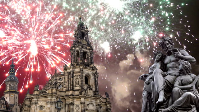 Skulptur-auf-das-Brühl-Terrasse-und-Hofkirche-oder-Kathedrale-der-Heiligsten-Dreifaltigkeit-und-Urlaub-Feuerwerk---Barockkirche-in-Dresden,-Sachsen,-Deutschland