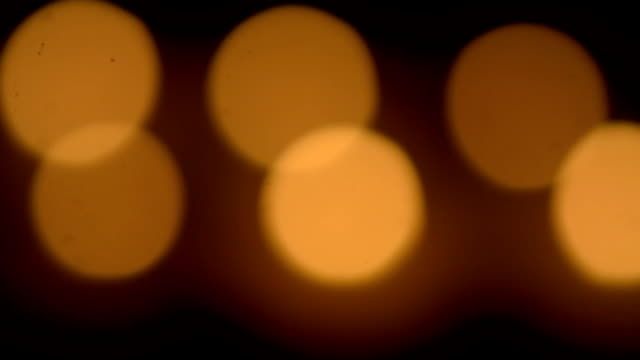 Brennen-einer-aromatischen-Kerze-in-die-dunklen-HD-Videomaterial-Hintergrund-weichzeichnen